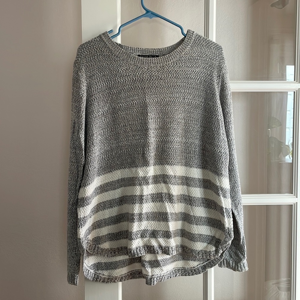Gray/white stretchy knit sweater